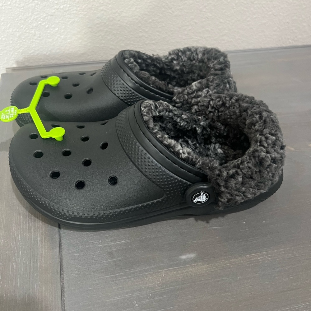 CROCS Classic Fleece Lined Black Clogs (NWT!!) - Picture 2 of 7